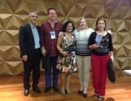Da esquerda para a direita: Dr. Sérgio Carneiro - idealizador do SIASS; Ernesto Júnior; Edna Cardoso; Nancy Alfieri - orientadora do trabalho e Rose Osborne no momento da premiação